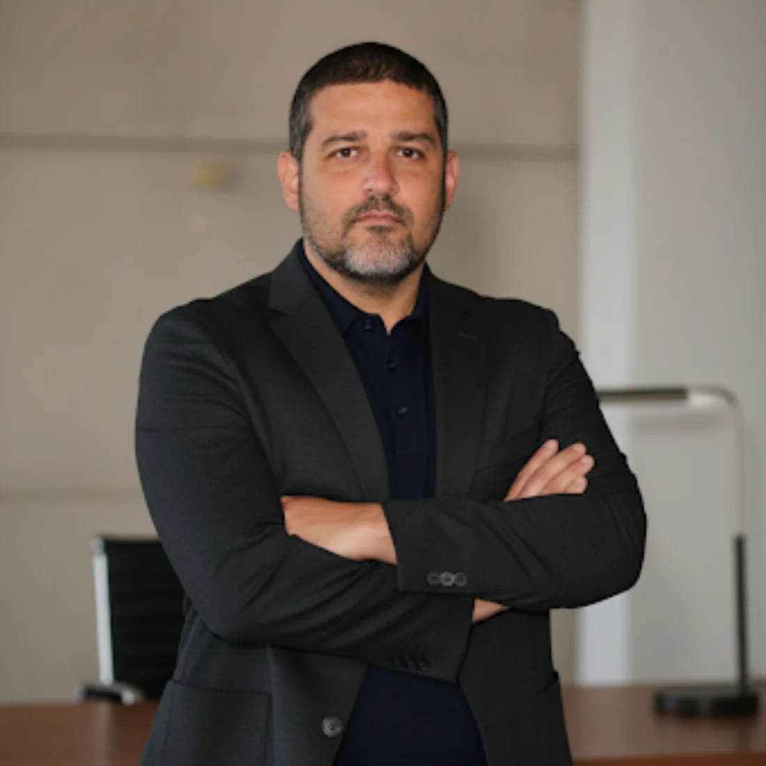 Cesar Jotta, corretor de imóveis no Rio de Janeiro, de braços cruzados